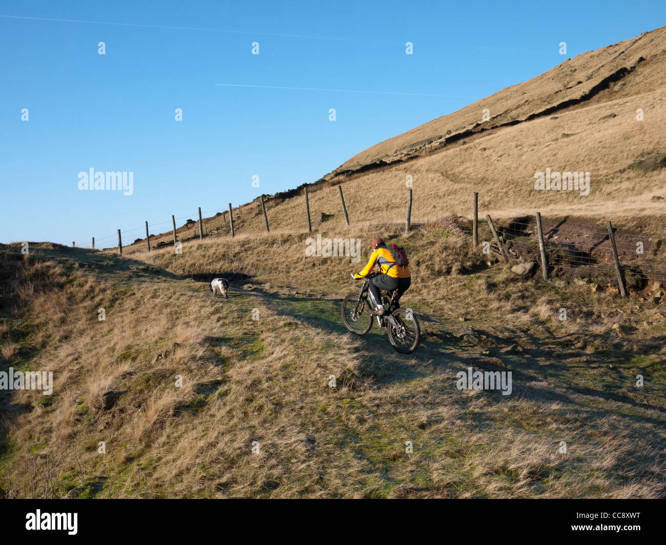 Vélo de montagne sur Tameside Moor, Greenfield, Lancashire, England, UK. Banque D'Images