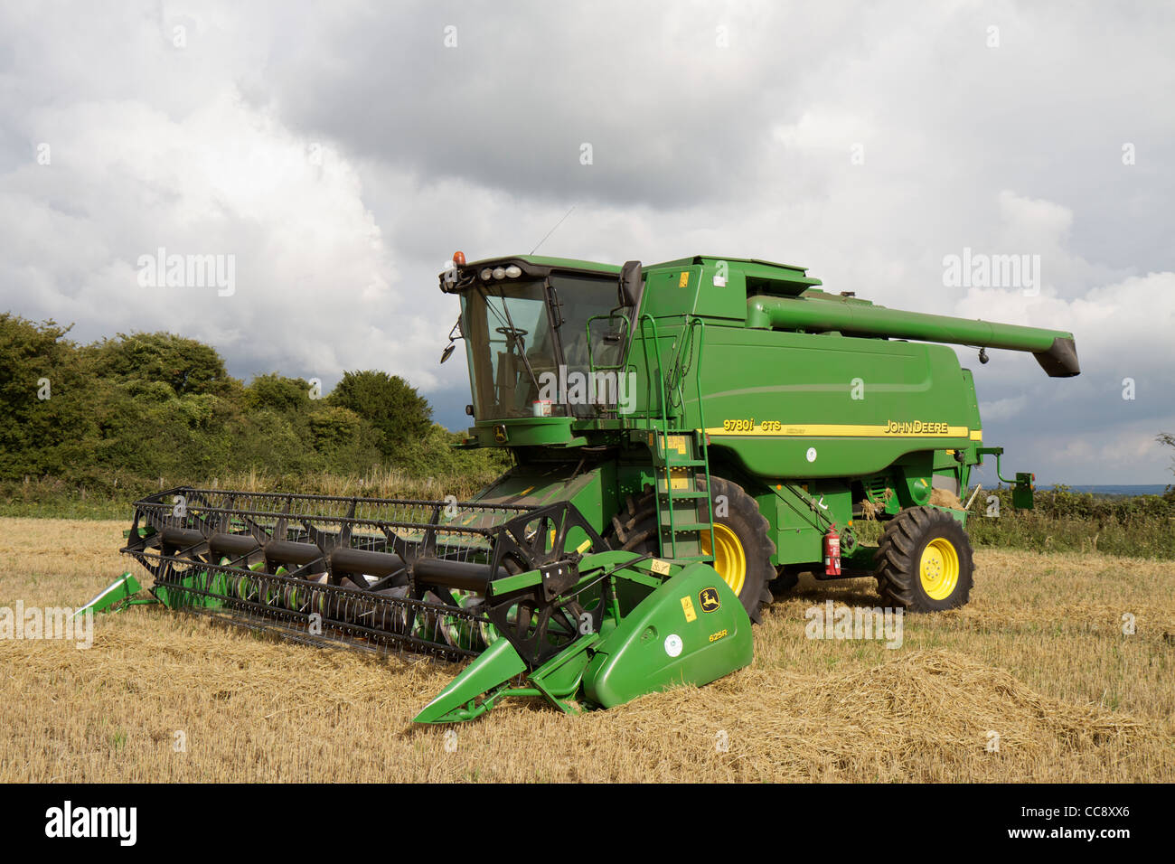 Moissonneuse-batteuse John Deere 9780i CTS dans un champ agricole Hillmaster Banque D'Images