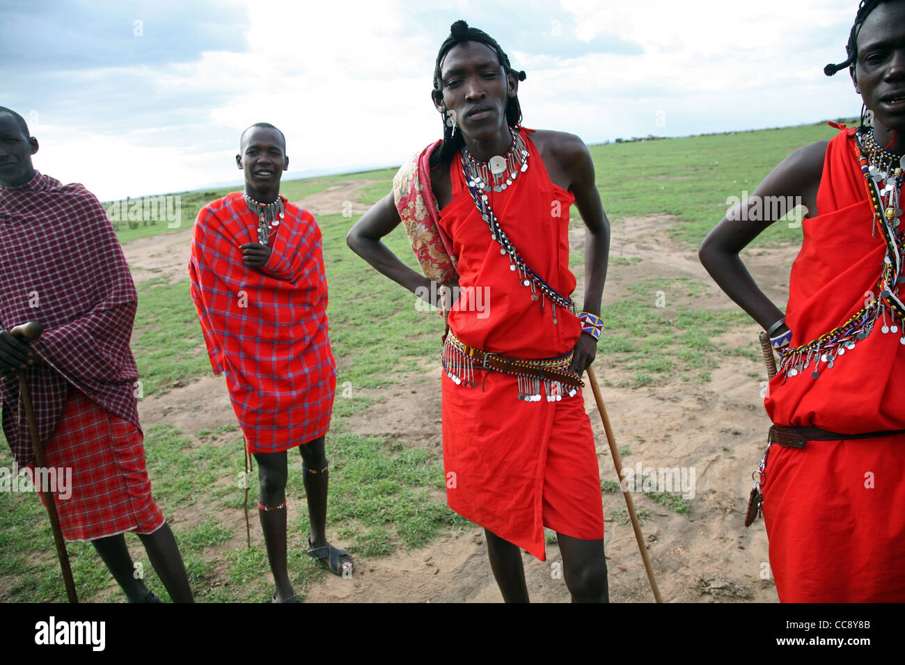 Masai hommes en robe traditionnelle, Masai Mara, Kenya, Afrique de l'est. 2/2/2009. Photo: Stuart Boulton/Alay Banque D'Images