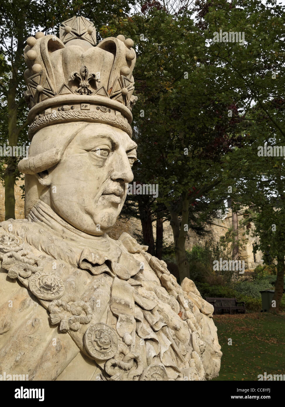 Un buste du roi George III dans le parc du château de Lincoln, Lincolnshire, Angleterre. Banque D'Images