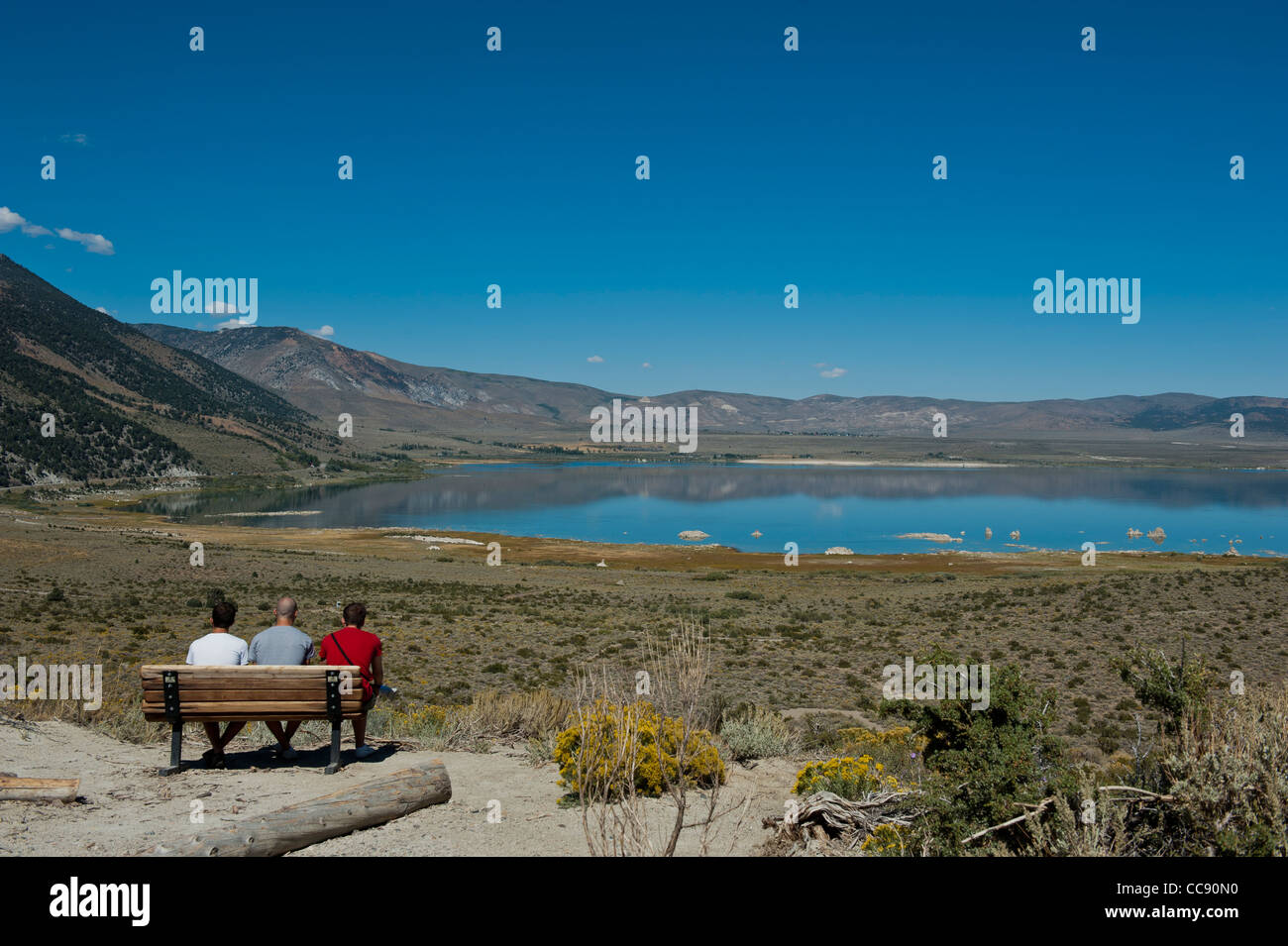 3 hommes assis à côté de lac Mono, en Californie. USA Banque D'Images