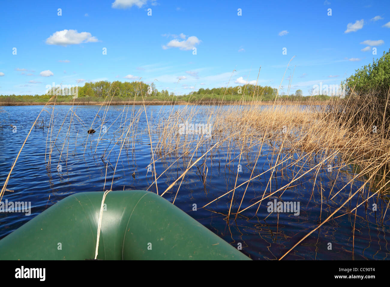 Bateau en caoutchouc sur grand lac Banque D'Images