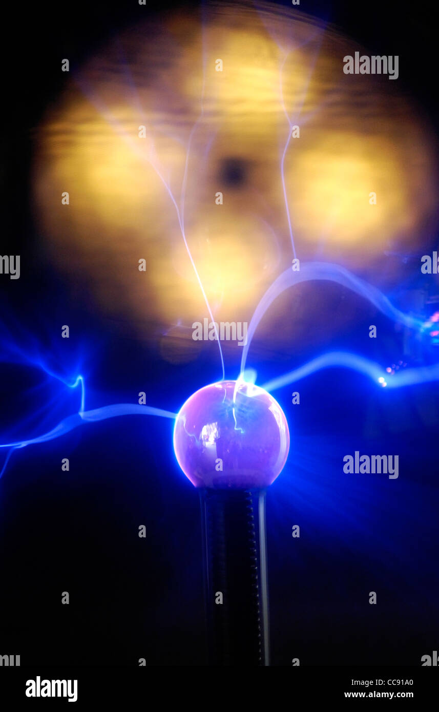 Arc Sparks à partir d'une boule de plasma dans le cadre d'une exposition scientifique à Glasgow Science Centre. Banque D'Images