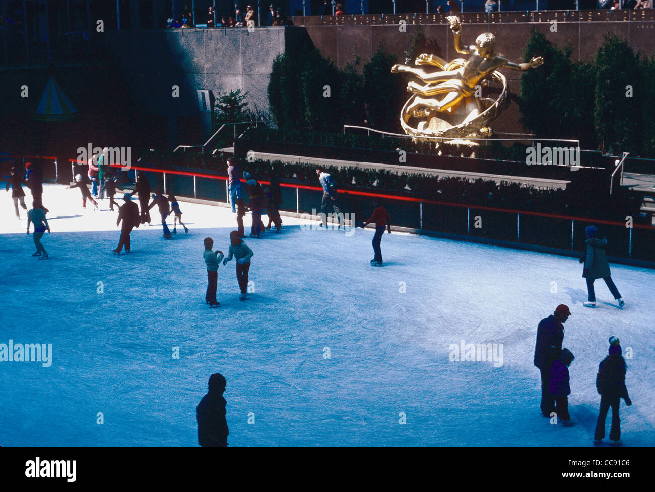 Vue familière des patineurs de l'Roccerfeller Center-New York New York USA Banque D'Images
