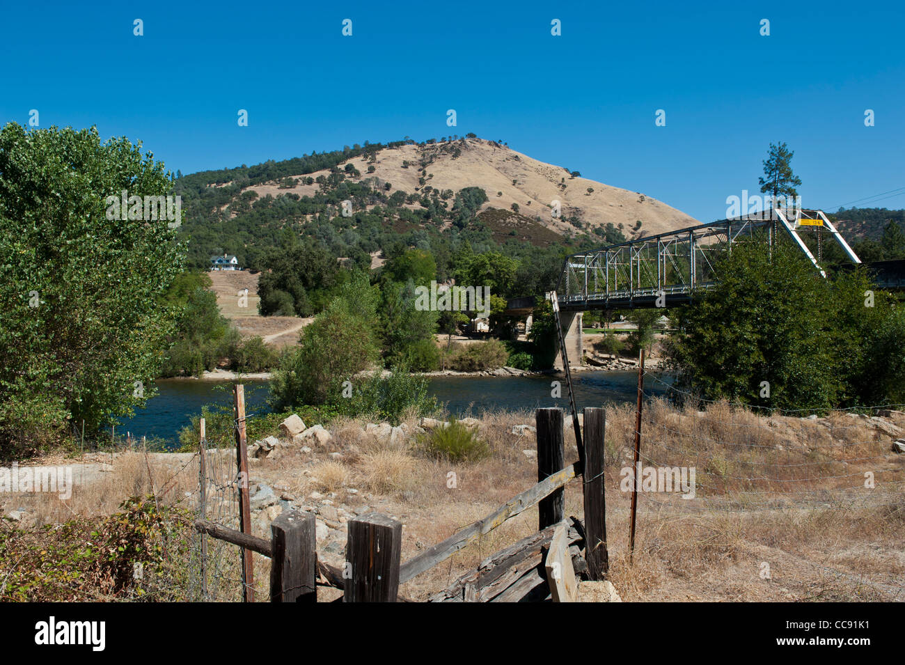 Pont près de Sutter's Mill, vue de la grève de l'or de Californie, Marshall State Park Banque D'Images