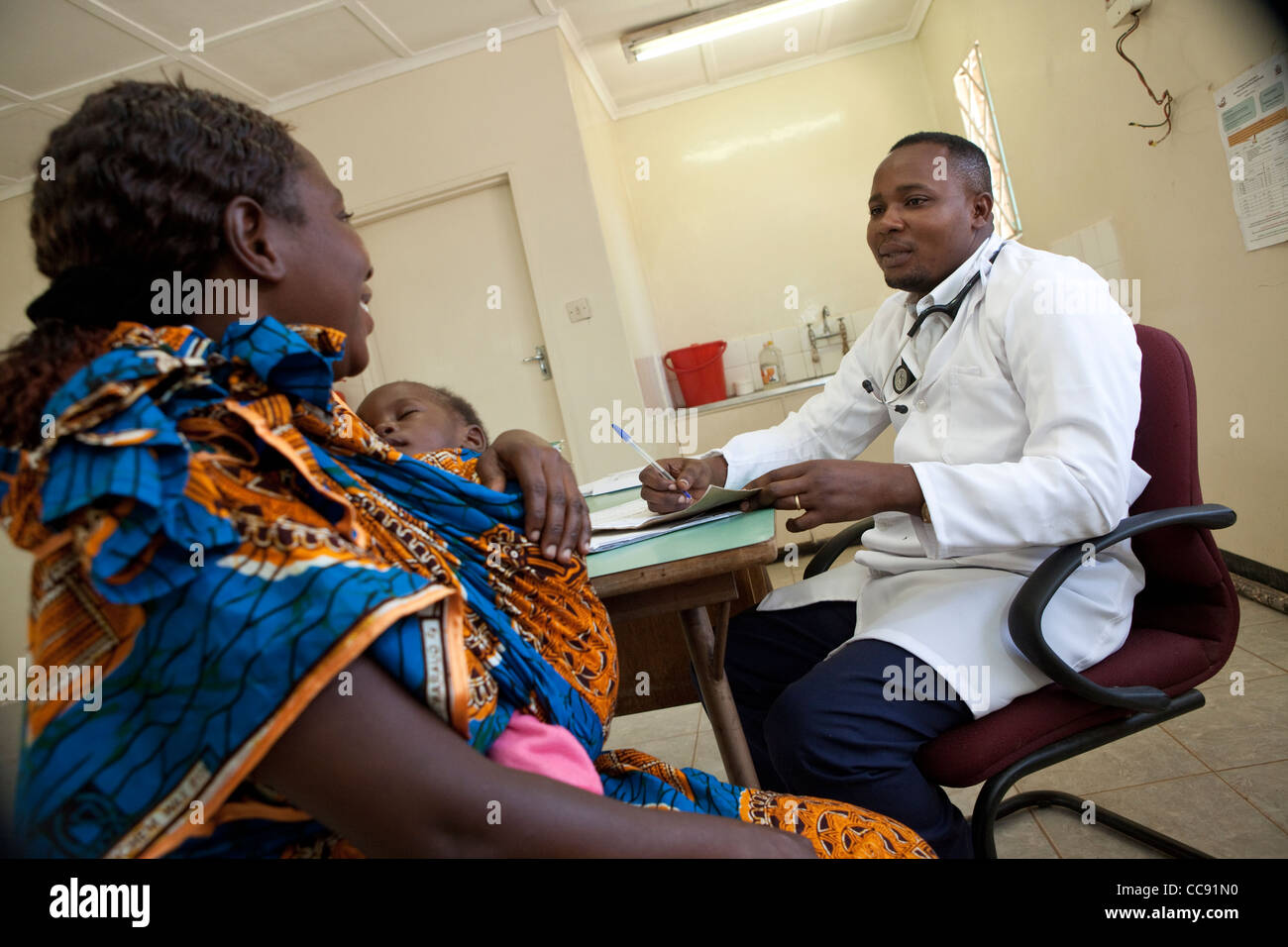 Une mère consulte un médecin dans une clinique à Lusaka, Zambie, Afrique du Sud. Banque D'Images