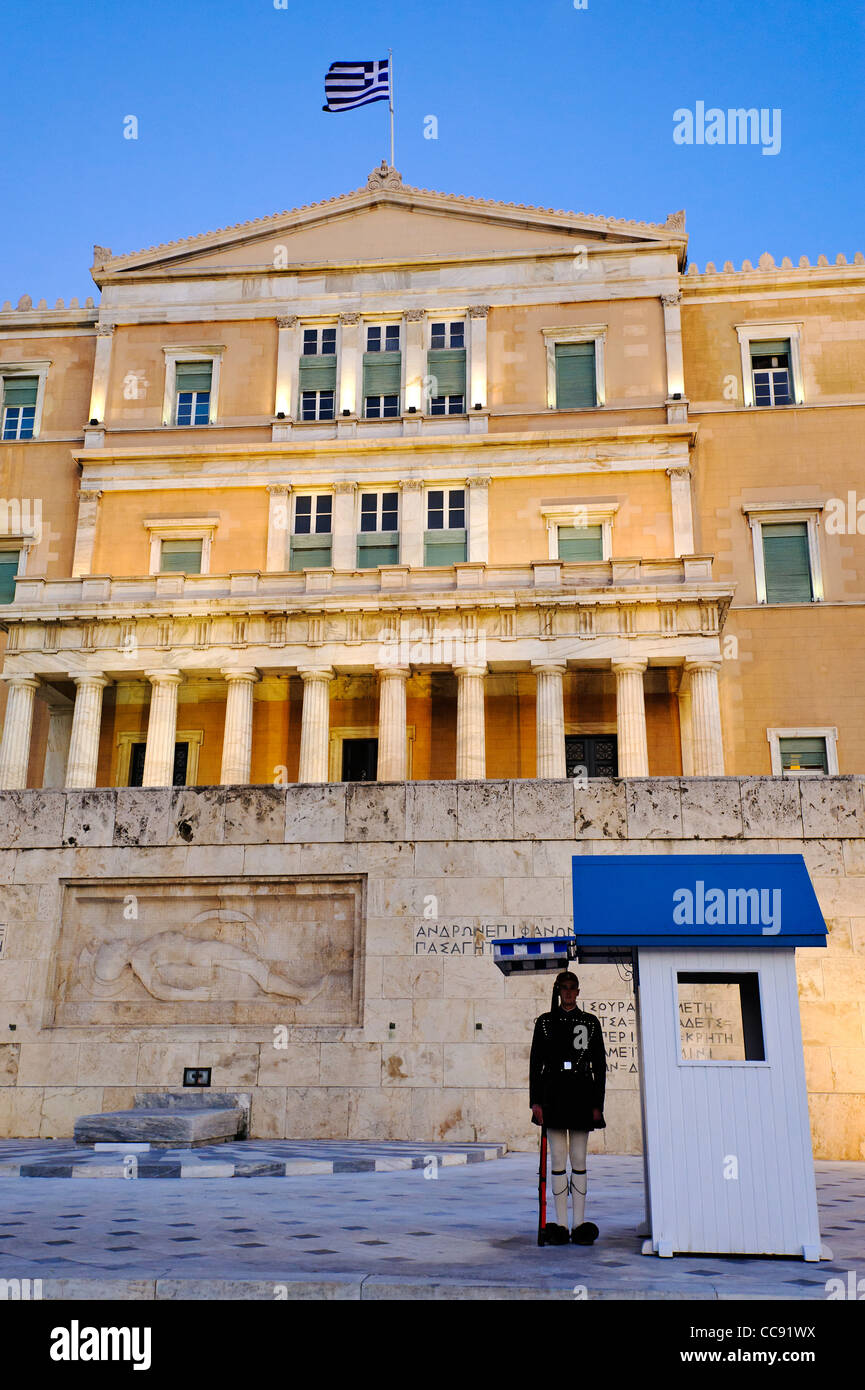 Evzone garde à l'avant de la Tombe du Soldat inconnu à la place Syntagma à Athènes, Grèce, Europe Banque D'Images