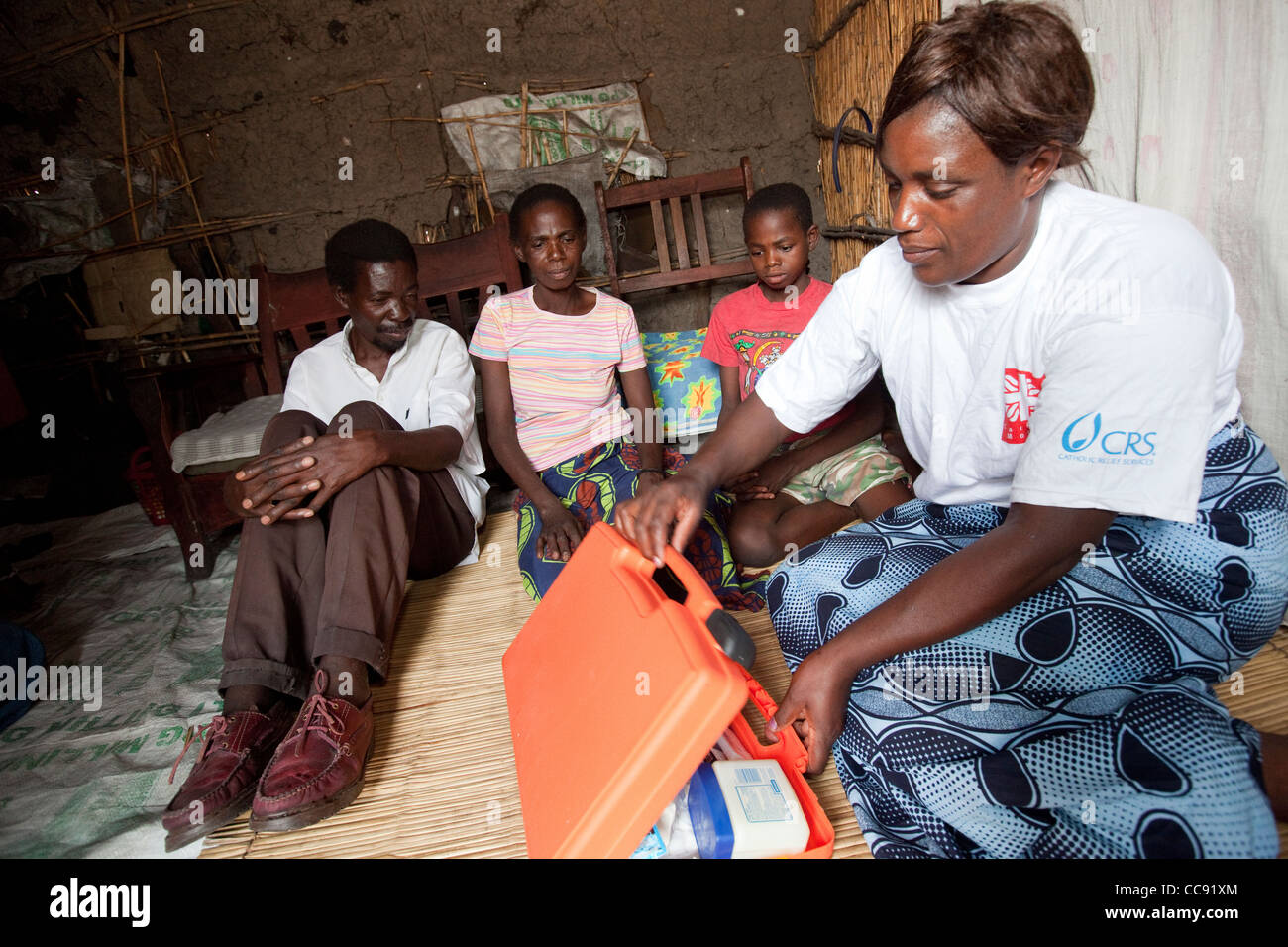 Une famille vivant avec le VIH reçoit un appel de soins de santé à domicile de Mongu, Zambie, Afrique du Sud. Banque D'Images