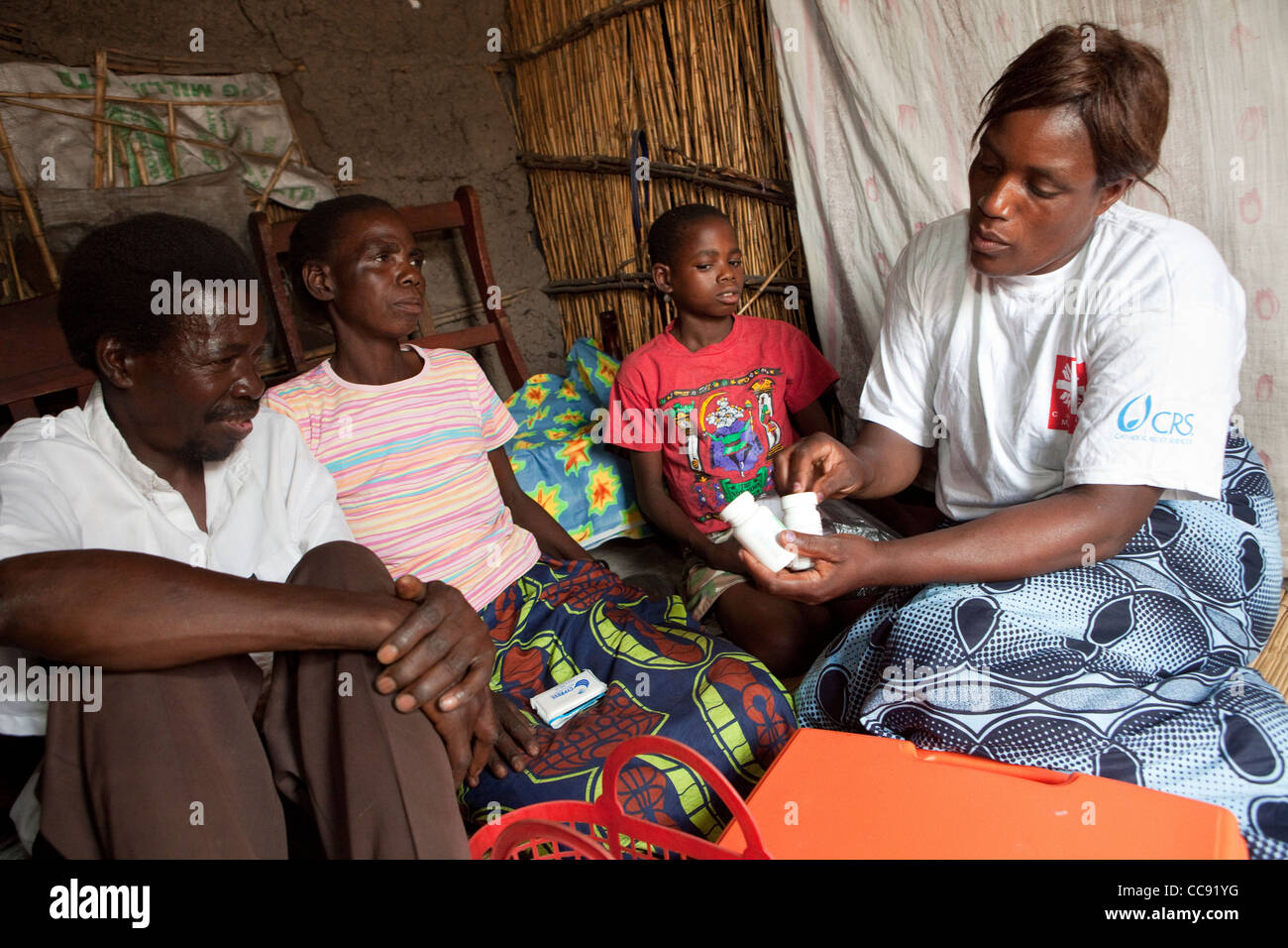 Une famille vivant avec le VIH reçoit un appel de soins de santé à domicile de Mongu, Zambie, Afrique du Sud. Banque D'Images