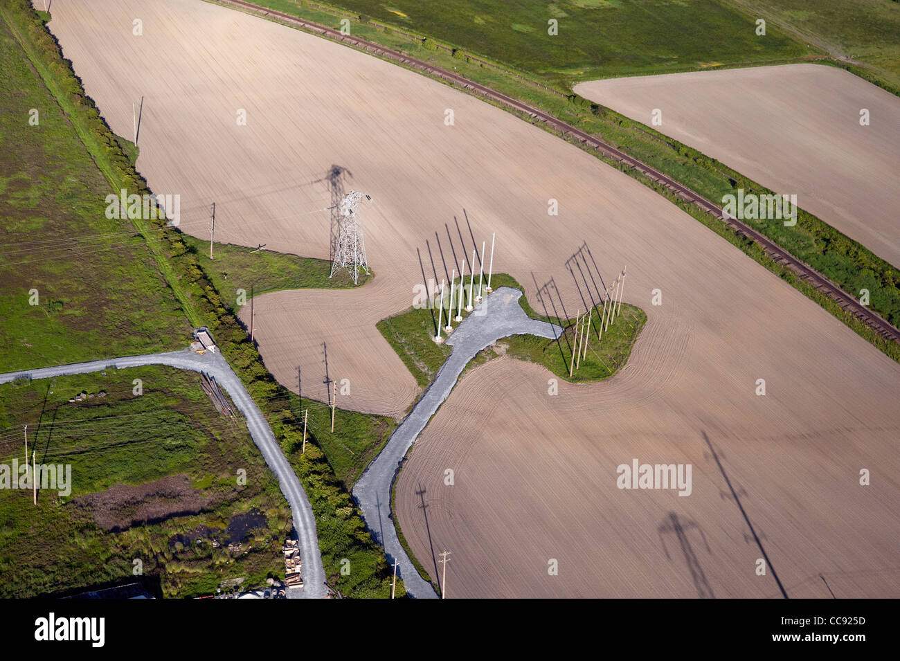 Pylônes électriques sur le terrain Banque D'Images