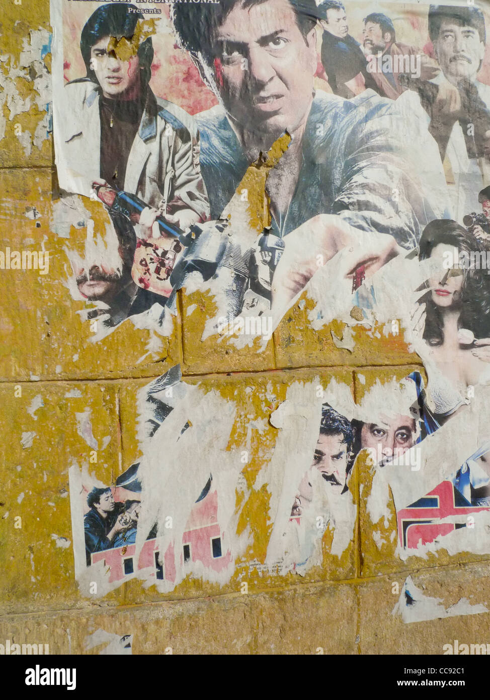 Bollywood indien film cinema affiche sur un mur à Jaisalmer, dans le Rajasthan, Inde. Banque D'Images