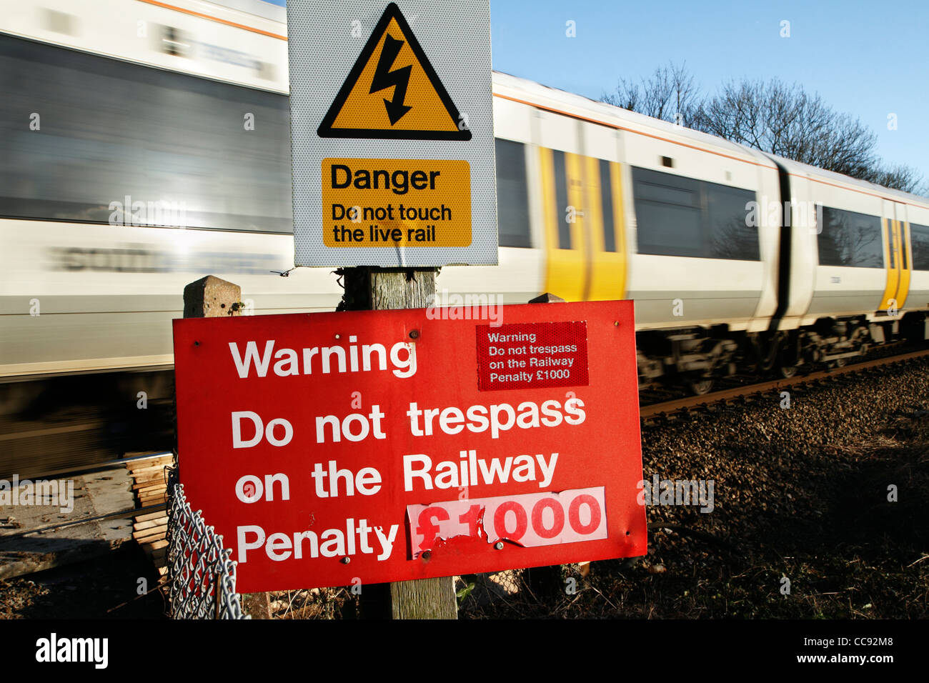 Panneau d'avertissement d'intrusion ferroviaire avec train qui passe Banque D'Images