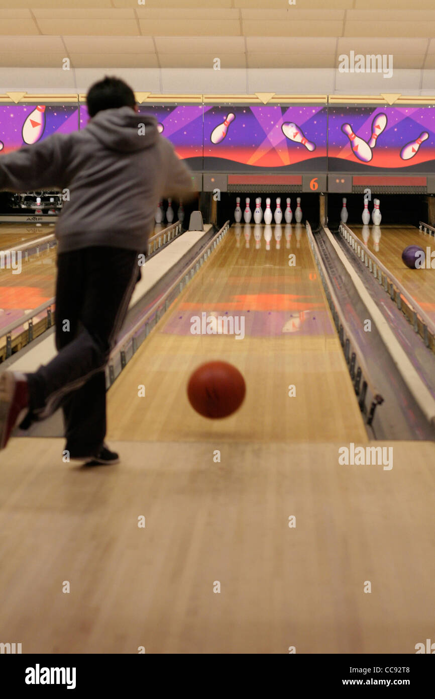 Boy doing Ten pin bowling Banque D'Images