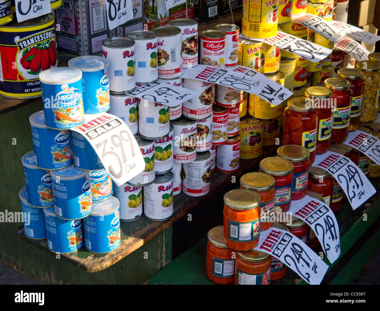 Les aliments en conserve à l'écran, Arthur Avenue, Bronx, New York Banque D'Images