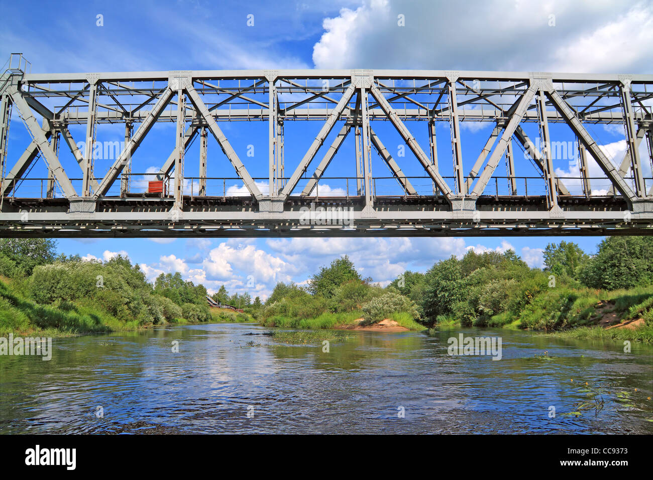 Pont de chemin de fer grâce à petite rivière Banque D'Images