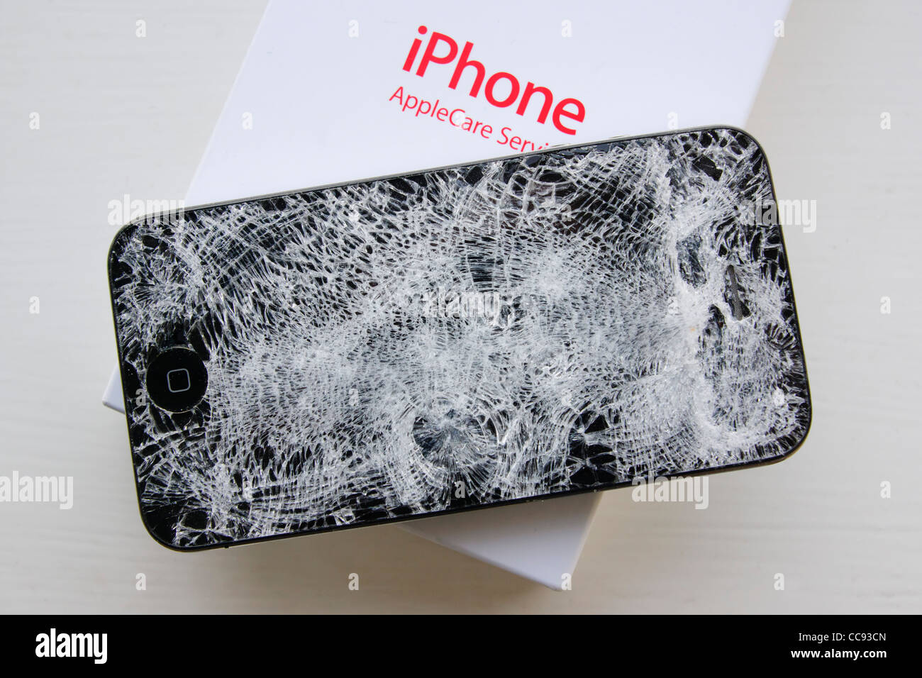 Damaged apple iphone glass smashed Banque de photographies et d'images à  haute résolution - Alamy