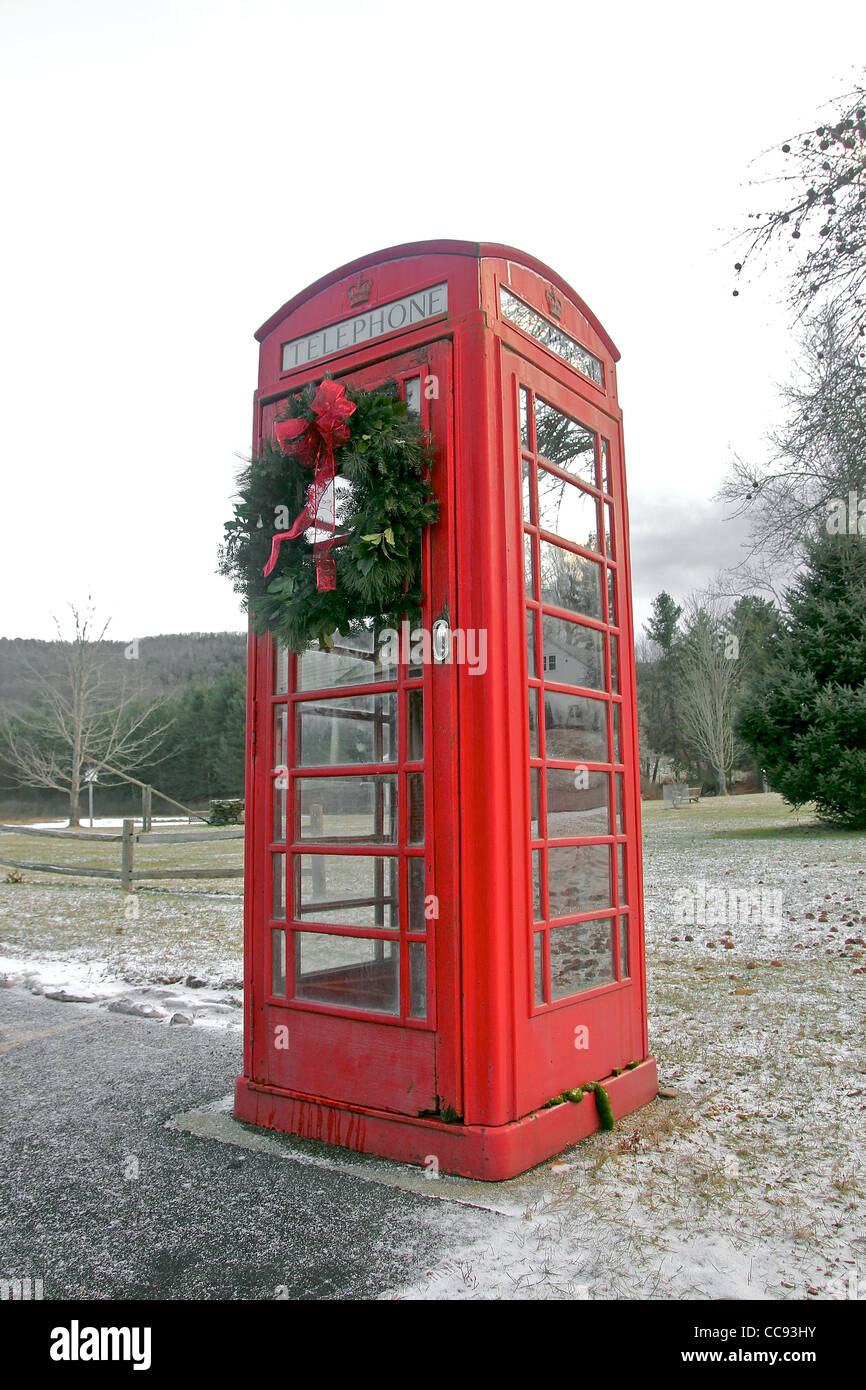 L'ancienne cabine téléphonique britannique décorée avec une couronne de Noël Banque D'Images