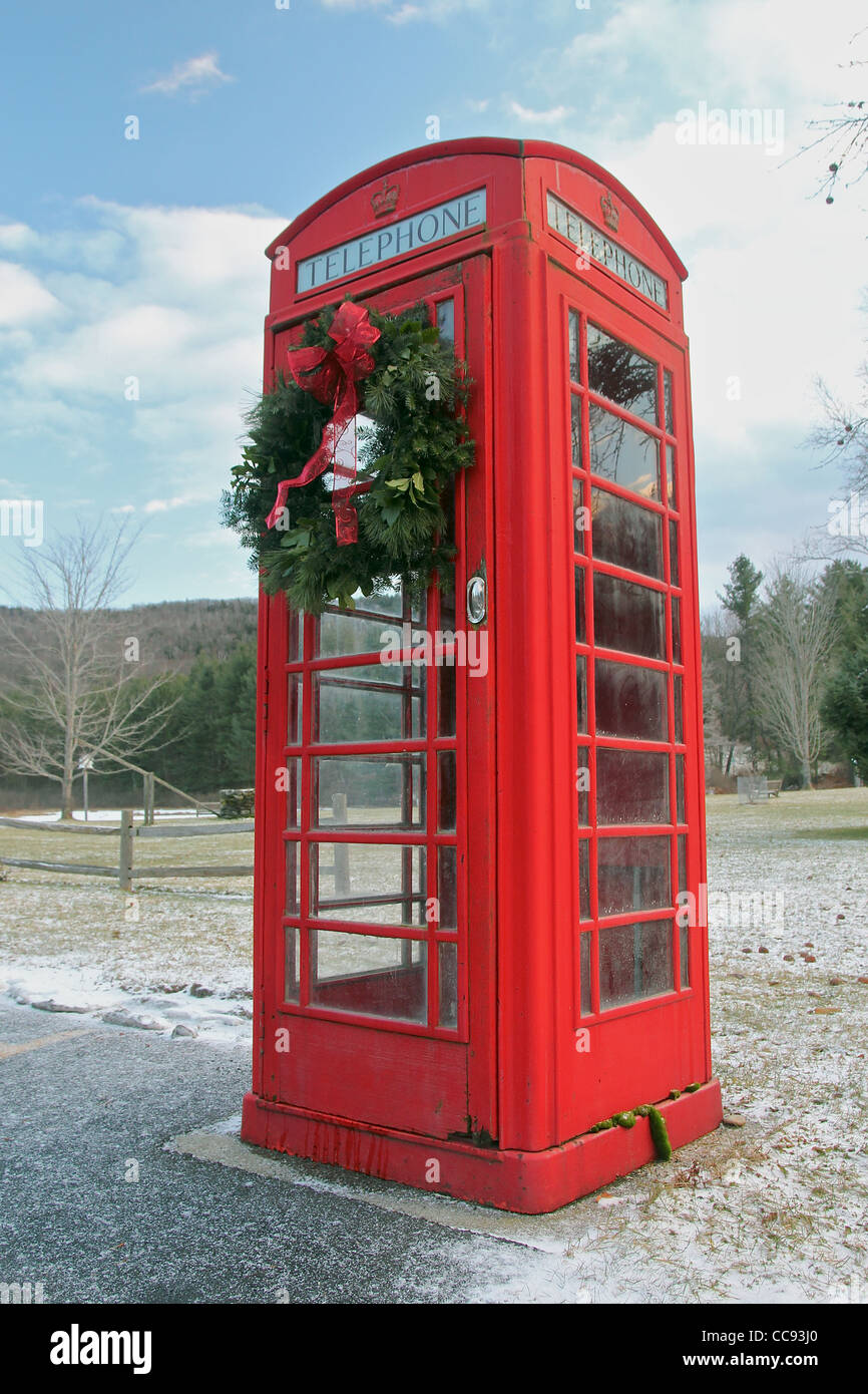L'ancienne cabine téléphonique britannique décorée avec une couronne de Noël Banque D'Images