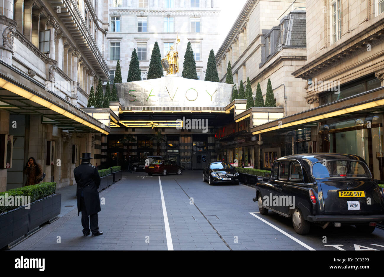 Entrée de l'hôtel Savoy sur le Strand London England uk united kingdom Banque D'Images
