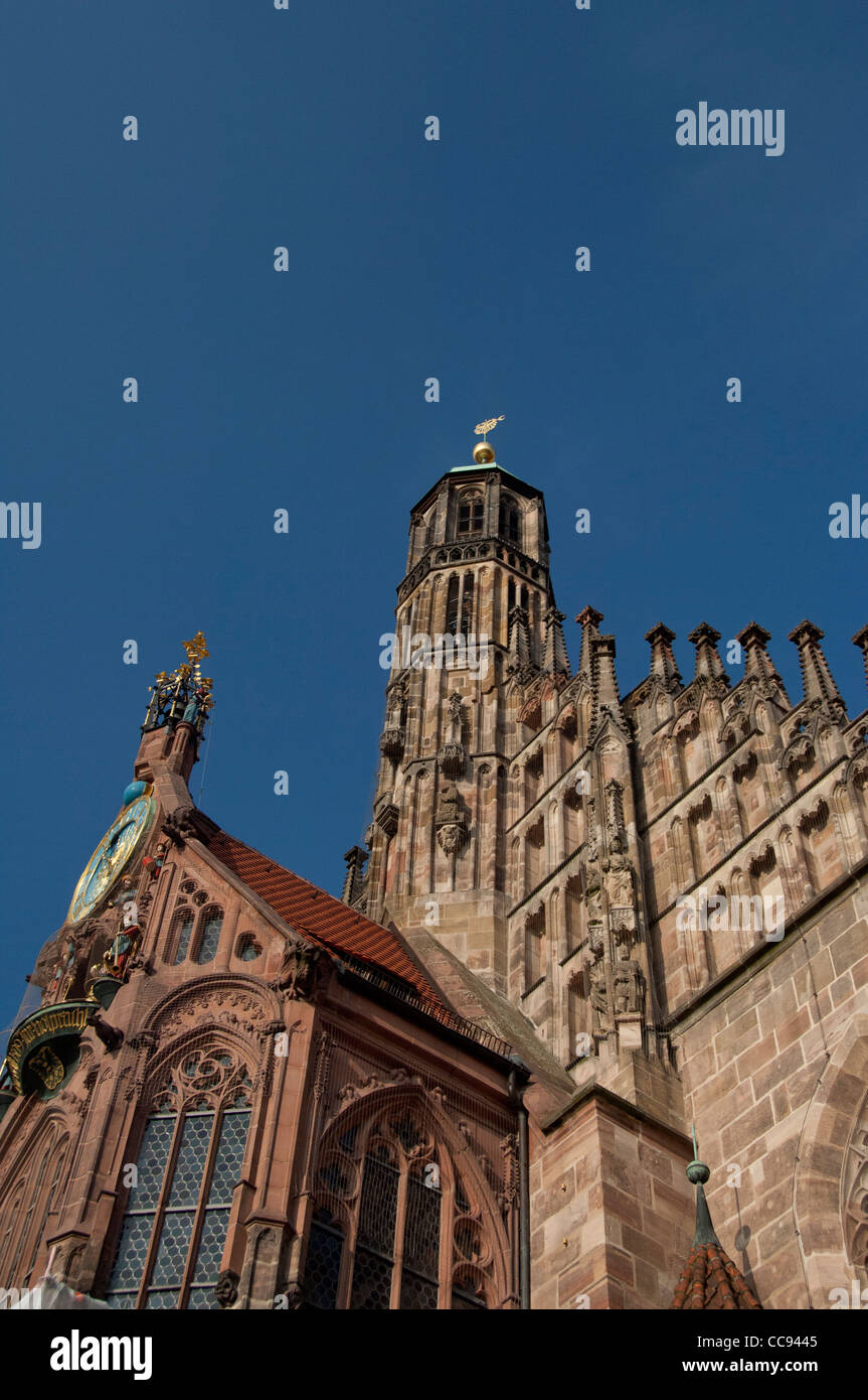 Allemagne, Bavière, Nuremberg. place du marché, l'église notre dame (Frauenkirche) Façade aka, vers 1349. célèbre horloge, mannleinlaufe Banque D'Images