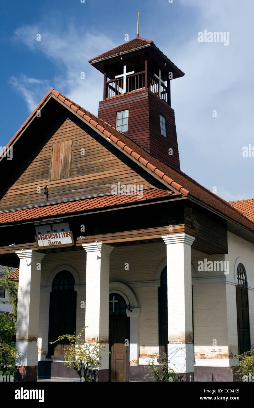 Une église chrétienne fait partie du paysage urbain de Chiang Rai, Thaïlande. Banque D'Images