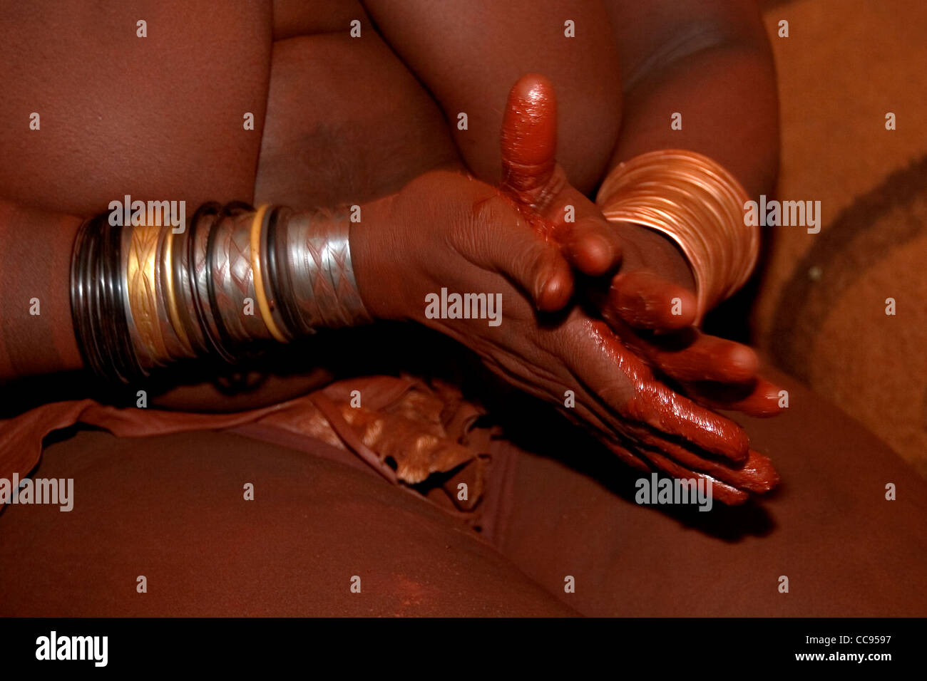 Rituel de lavage d'un Himba avec la matière grasse de pigment rouge Banque D'Images