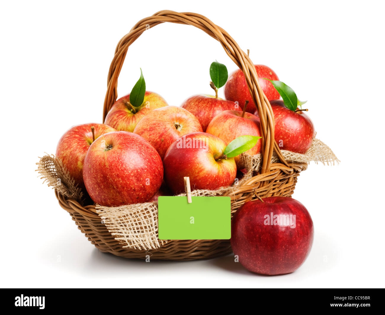 Jonagold pommes dans un panier avec une carte vide sur fond blanc Banque D'Images