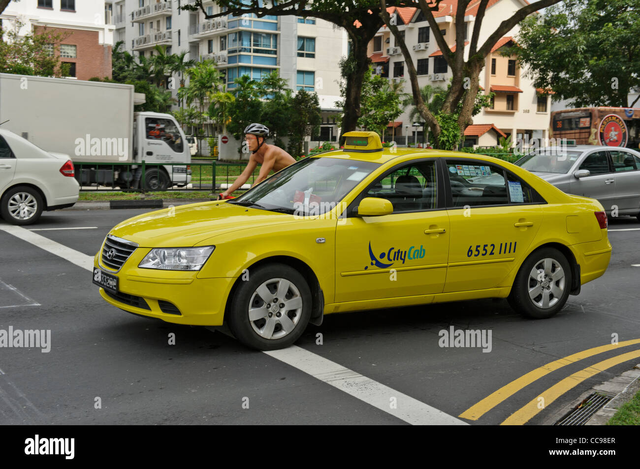 Taxi jaune, à Singapour. Banque D'Images