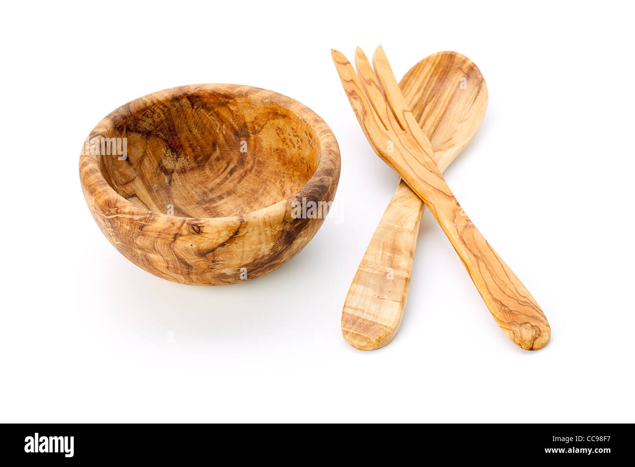 Cuillère et fourchette en bois, tasse sur fond blanc Banque D'Images