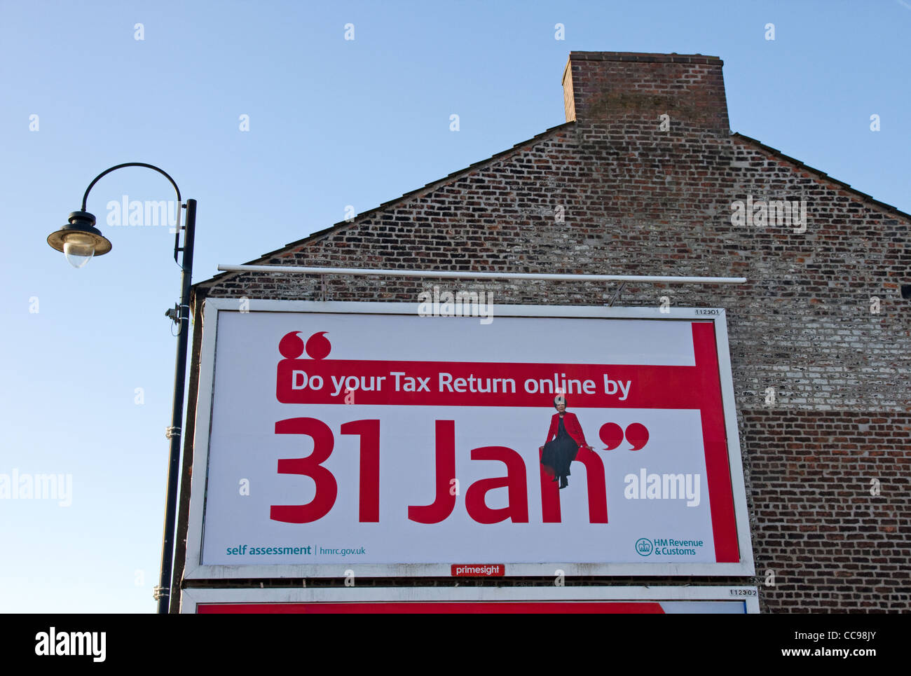 Hoarding avec HM Revenue & Customs govt. avis d'auto-évaluation des déclarations de revenus à remplir. Bury, Greater Manchester, UK Banque D'Images