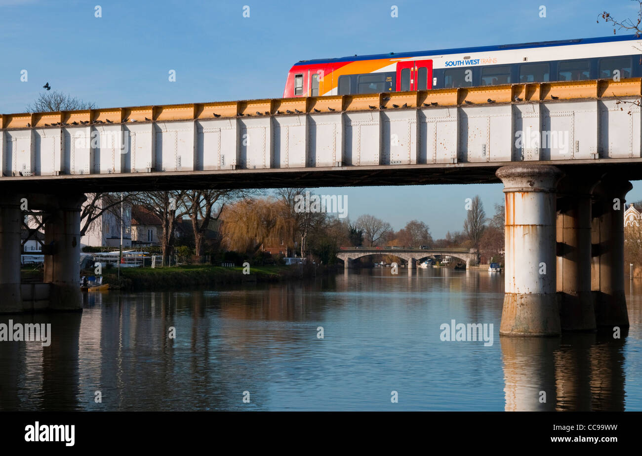 Pont ferroviaire à Staines Staines Bridge dans la distance. Banque D'Images