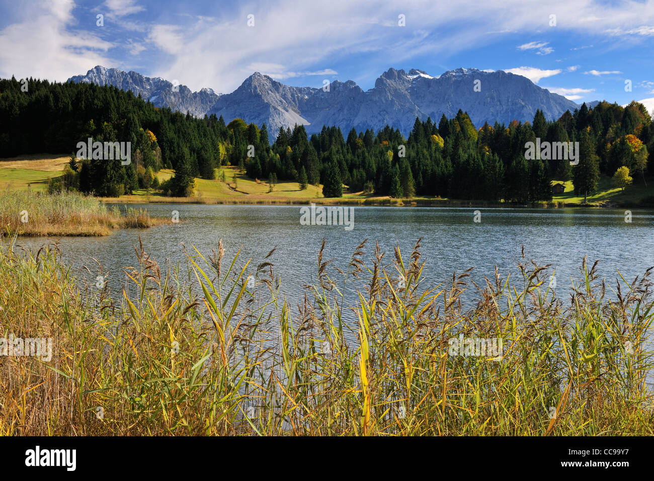 Lac avec plage de Karwendel, Wagenbruechsee, Gerold, Werdenfelser Land, Upper Bavaria, Bavaria, Germany Banque D'Images