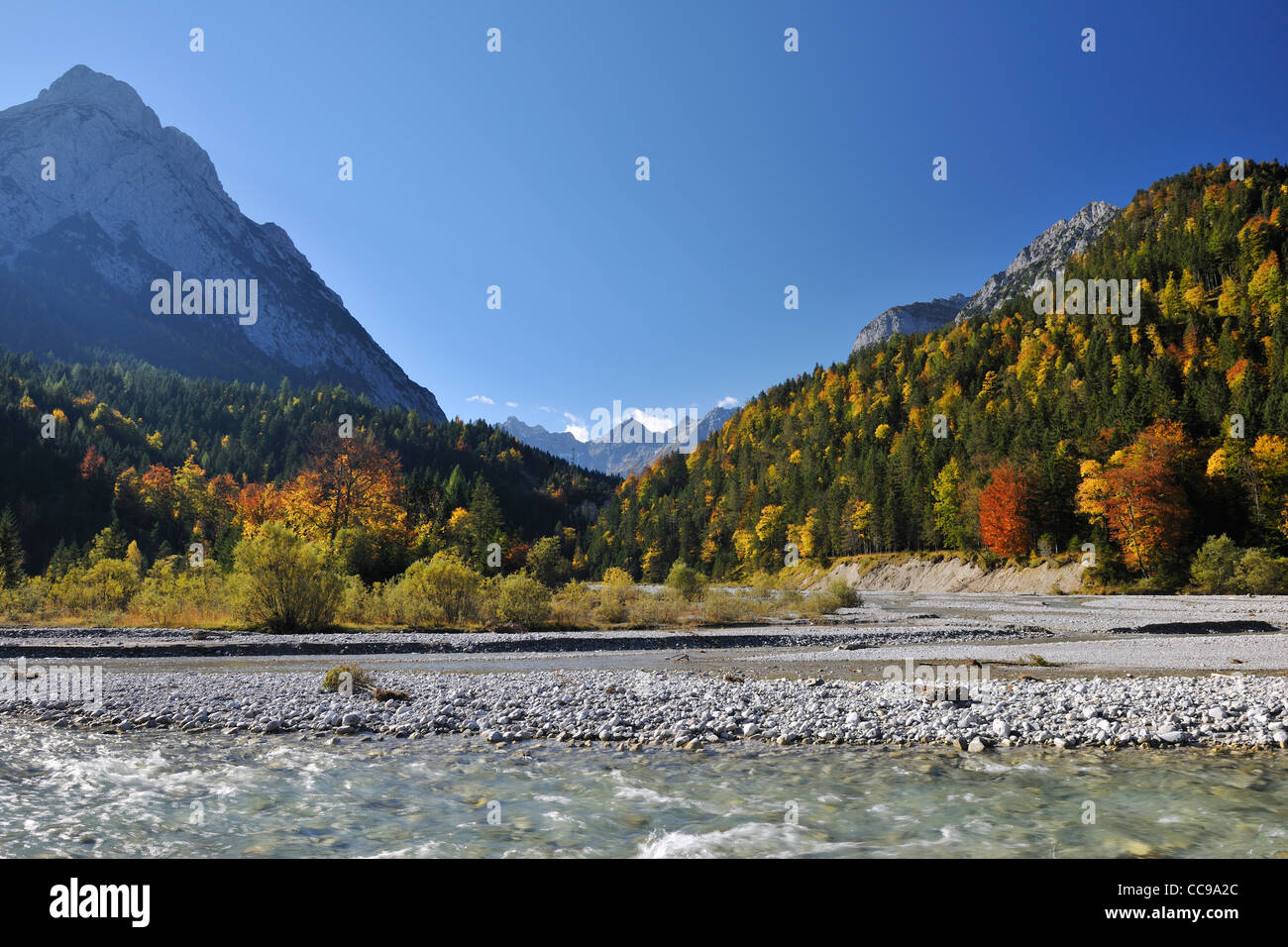 Rivière et Montagne en automne, Rissbach, Hinterriss, Karwendel, Tyrol, Autriche Banque D'Images