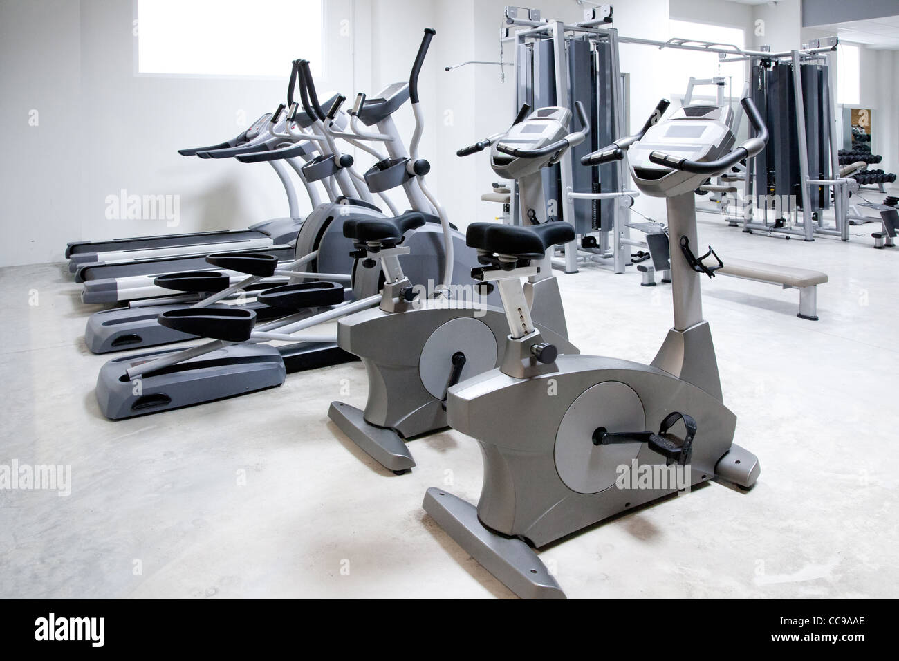 Vélo elliptique, vélo stationnaire et d'un tapis roulant dans une salle de  sport Photo Stock - Alamy