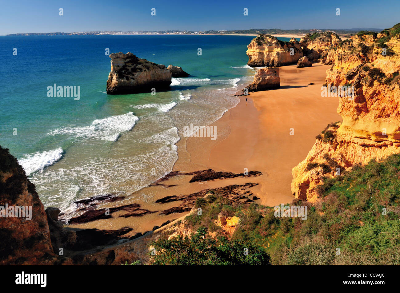 Le Portugal, l'Algarve : Vue de plage Prainha à Alvor Banque D'Images