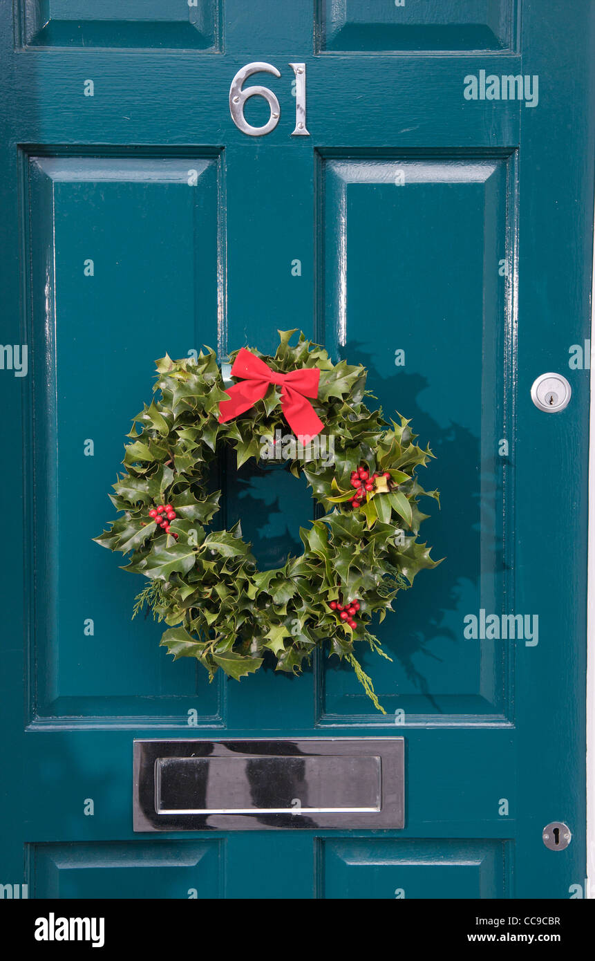 Couronne de Noël sur la porte avant, UK Banque D'Images