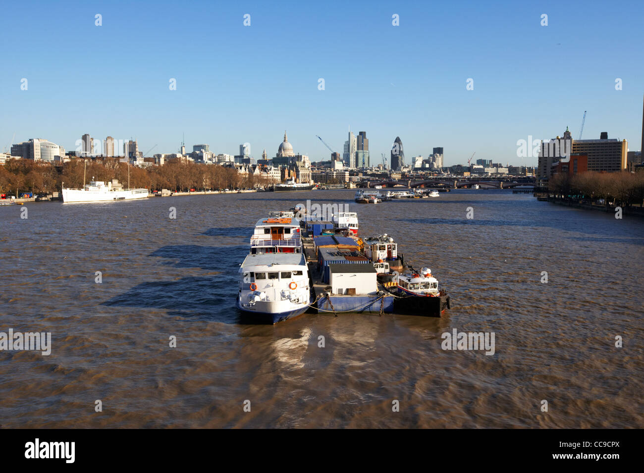 Les bateaux de plaisance amarrées à quai flottant au milieu de la rivière Thames London England uk united kingdom Banque D'Images