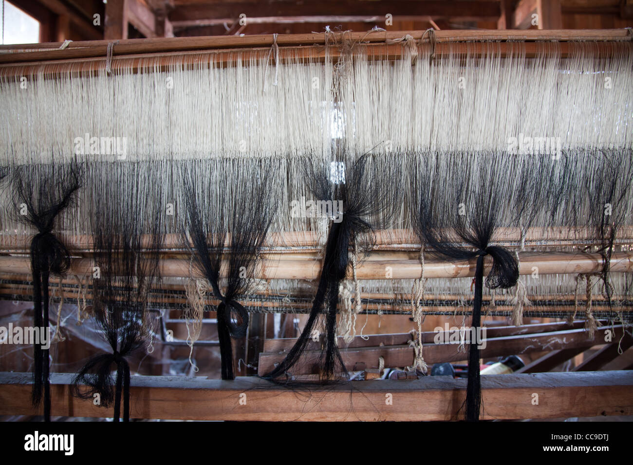 Close up d'agrafe sur métier à tisser dans l'atelier de tissage en Birmanie. Banque D'Images