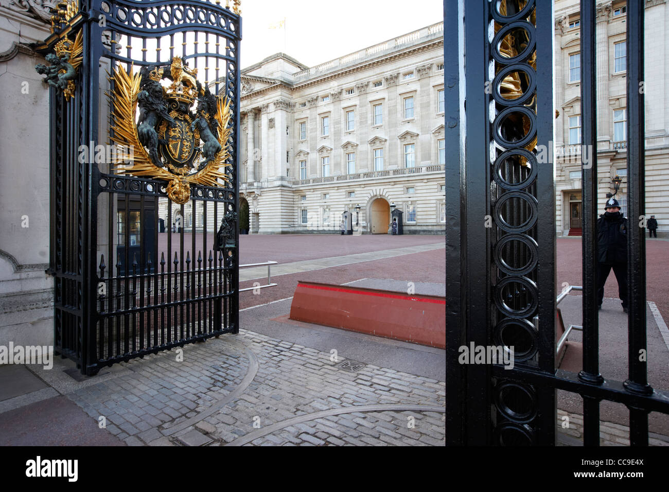 Portes ouvertes et barrière de sécurité à Buckingham Palace London England uk united kingdom Banque D'Images