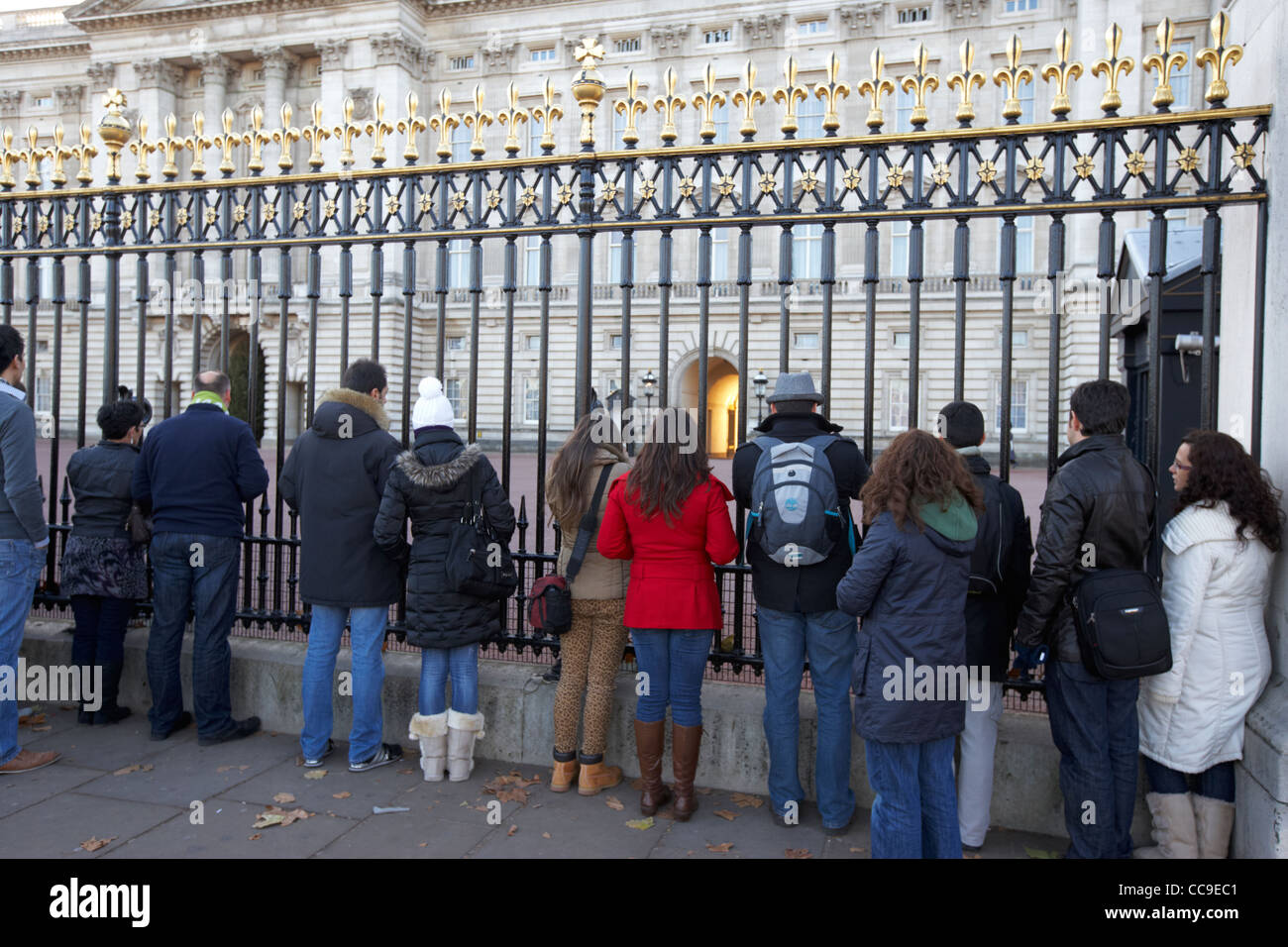 Les touristes à la clôture du Buckingham Palace London England uk united kingdom Banque D'Images
