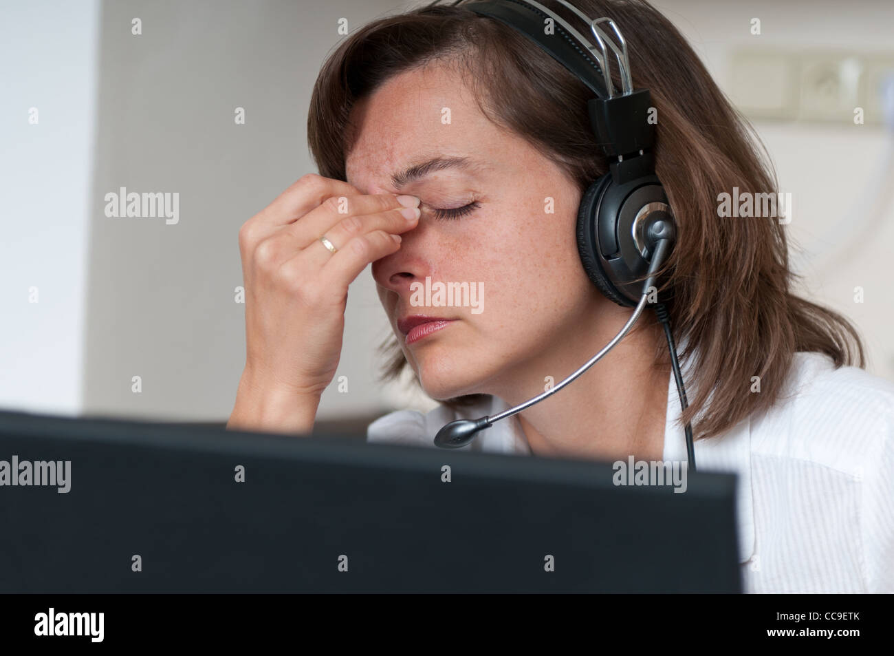 Business Woman avec maux de travailler à domicile Banque D'Images