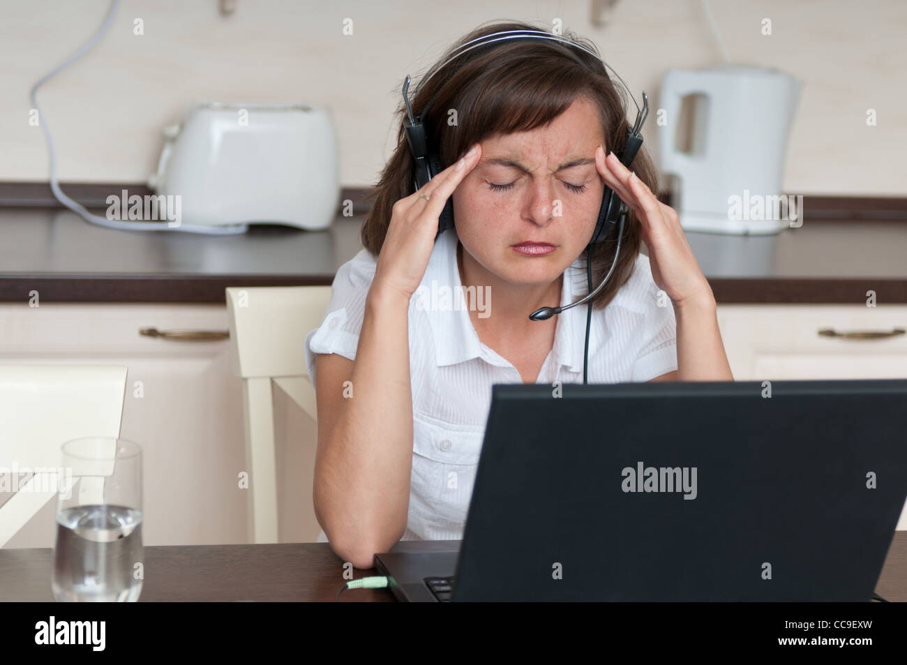 Business Woman avec maux de travailler à domicile Banque D'Images