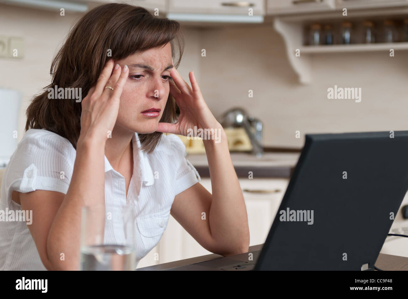 Business Woman avec maux de travailler à domicile Banque D'Images