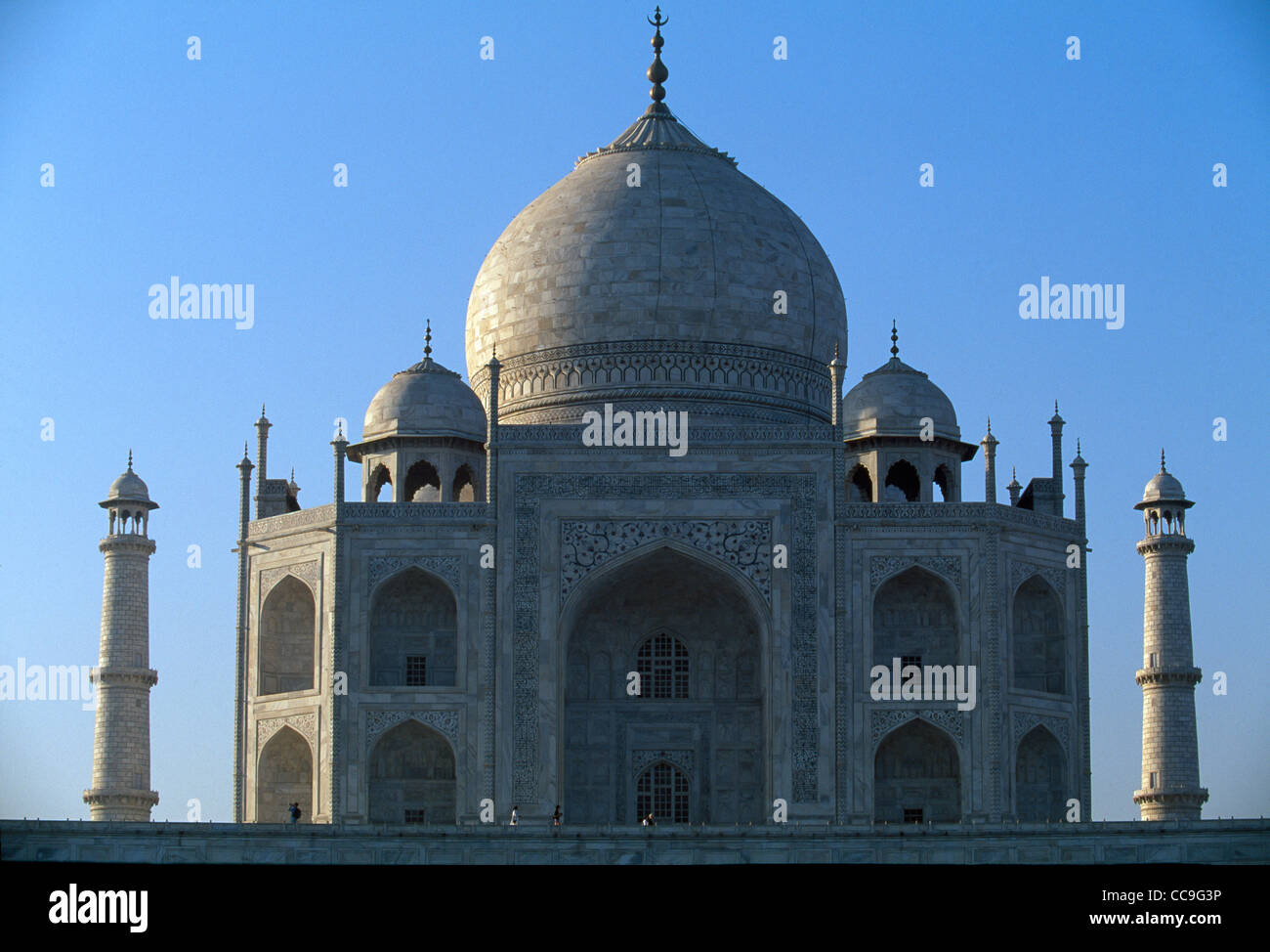Un ciel bleu enveloppe le Taj Mahal à Agra, Inde. Construit en 1653 par l'empereur Moghol Shah Jahan en mémoire de sa troisième femme. Banque D'Images