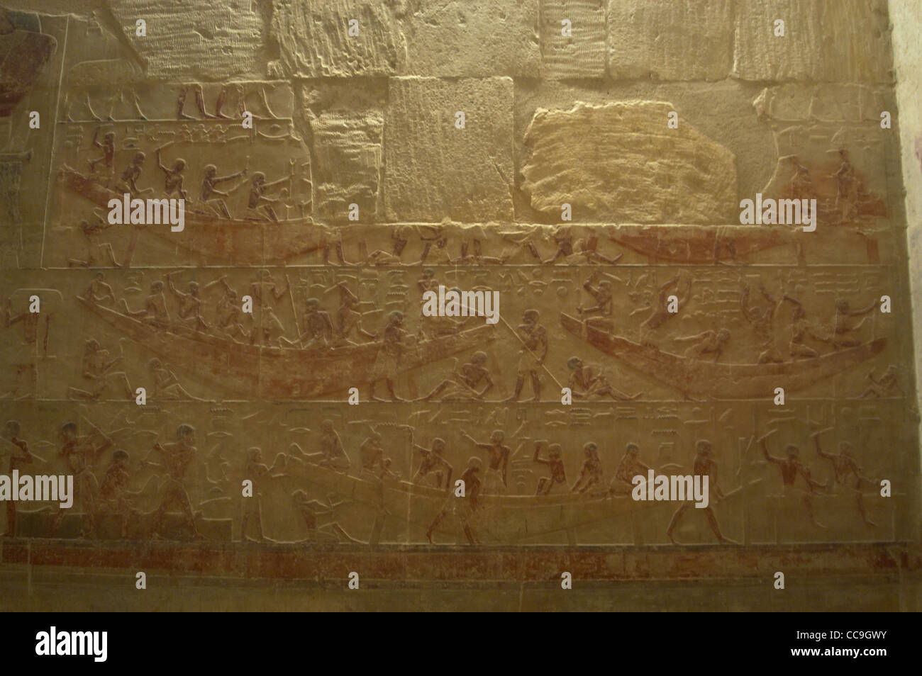 L'Égypte. Saqqara. Mastaba de Ti. 5ème dynastie. Relief représentant charpentiers construction des bateaux en bois. Banque D'Images