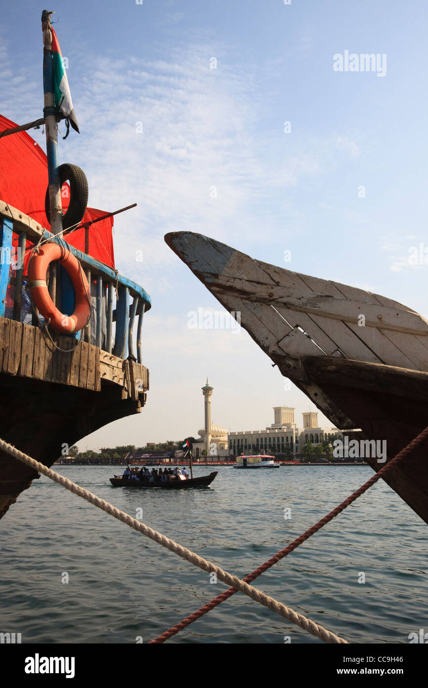 Stern et arc d'un boutre arabe, attaché au port de Dubai Creek avec un abra traditionnel ou de l'eau, navigation par taxi. Banque D'Images