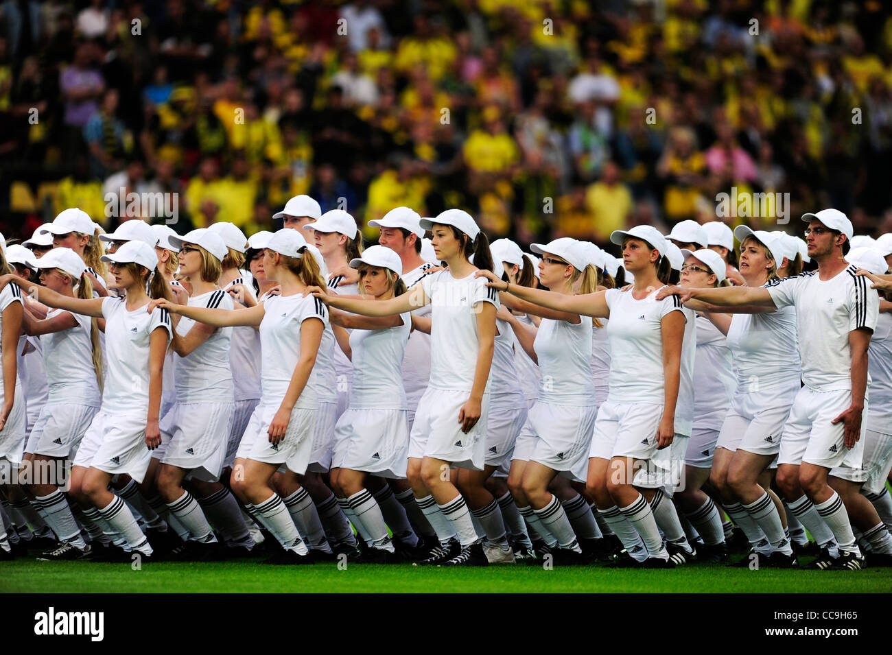 Groupe d'adolescents vêtus de blanc au cours de pe-match afficher des match de football Banque D'Images
