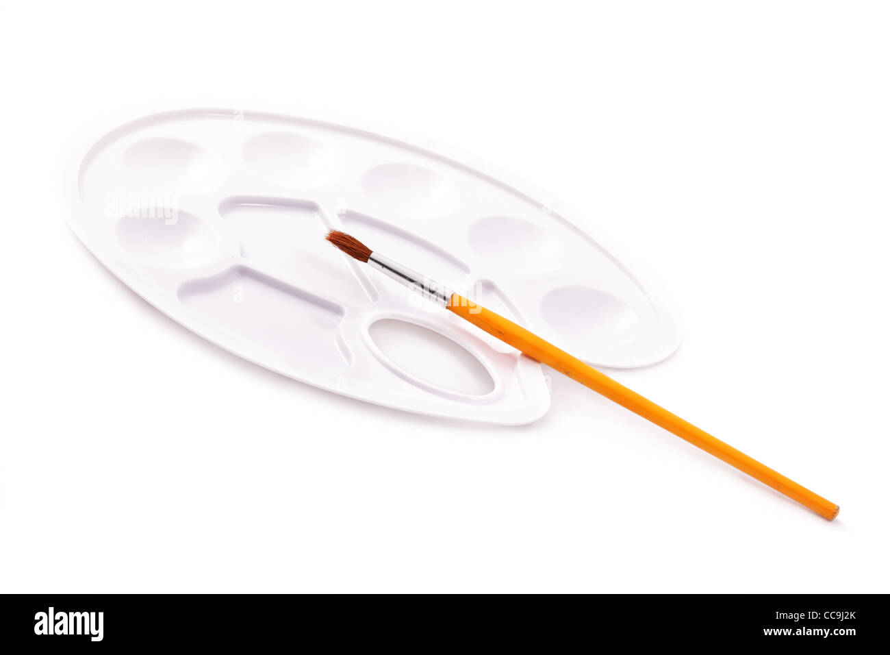 Le pinceau et la palette du peintre isolé sur un fond blanc. Blanc sur fond blanc série. Studio shot. Banque D'Images