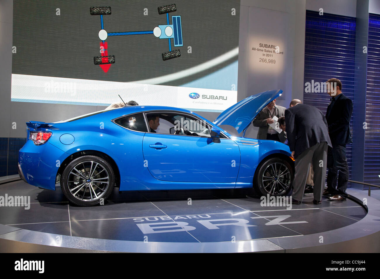 Detroit, Michigan - journalistes examiner la voiture de sport 2013 Subaru BRZ au North American International Auto Show. Banque D'Images