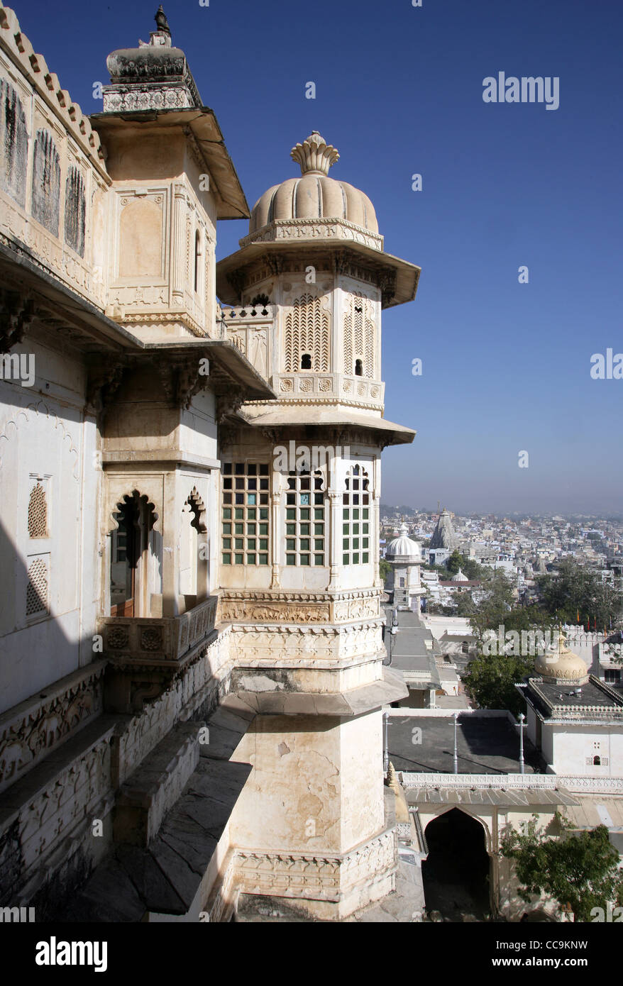 Vue partielle du palais de ville d'Udaipur, accueil du Maharaja de Udaipur, un musée et un hôtel de luxe, Rajasthan, Inde Banque D'Images